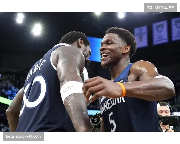 爱德华兹轰下25分7板延续火热状态 兰德尔23分8板表现稳健