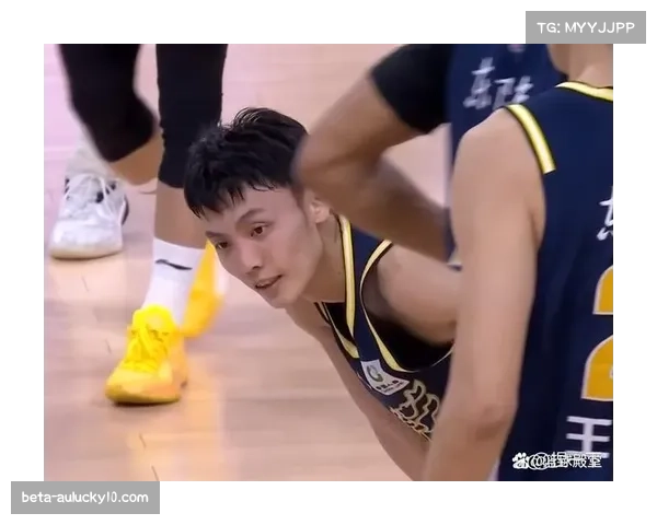 徐杰膝盖受伤中途退场 广东后场面临阵容调整